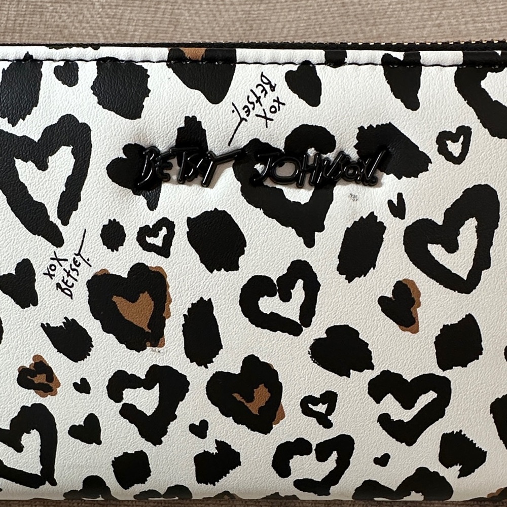 Betsey Johnson Black and White Heart Print Wristlet - Picture 3 of 7